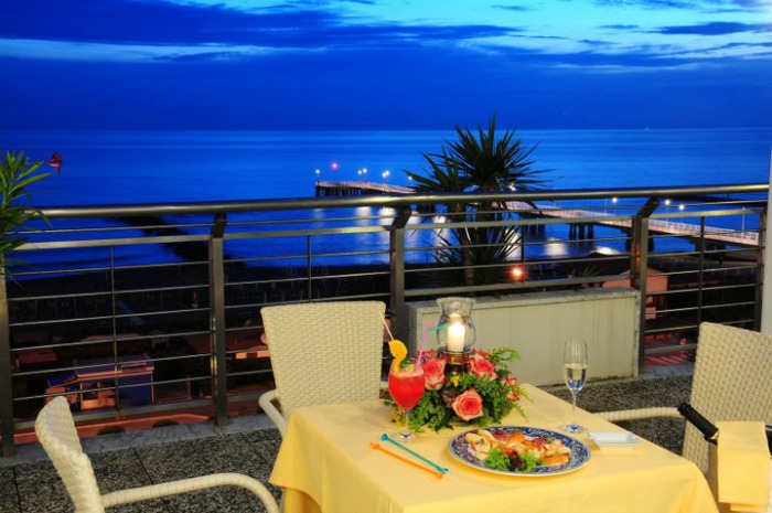Sala ristorante vista mare
